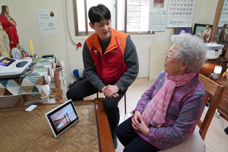 독거 어르신들에게 인공지능 스피커 사용법을 안내하고, 지속적으로 기기를 관리하거나 이상 징후 등을 모니터링하는 것은 사회적기업 행복커넥트의 ‘케어매니저’들이 담당한다. 지난 4월 케어매니저가 스피커 사용법을 안내하며, 안부를 묻고 있다. 전국 사회연대경제 지방정부협의회