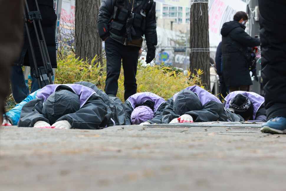 10·29 이태원 참사 유가족협의회 회원들과 10·29 이태원 참사 시민대책회의, 대한불교조계종 사회노동위원회 등 종교·시민사회단체 활동가들이 오체투지를 하며 국회를 돌고 있다. 김혜윤 기자