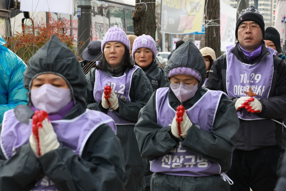 보라색 몸자보를 입은 10·29 이태원 참사 유가족들이 오체투지를 하고 있다. 김혜윤 기자