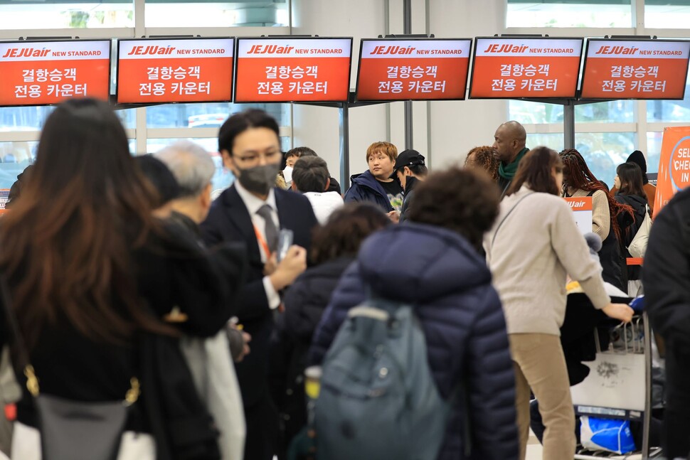 폭설이 내린 22일 오후 제주국제공항 국내선 출발층이 이용객들로 크게 붐비고 있다. 연합뉴스