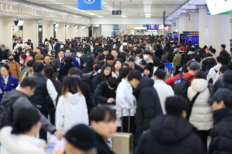 폭설이 내린 22일 오후 제주국제공항 국내선 출발층이 이용객들로 크게 붐비고 있다. 연합뉴스