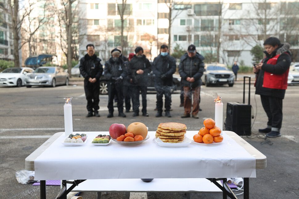 서울 강남구 대치동 선경아파트에서 근무하다 지난 3월 관리소장 갑질을 호소한 다음 숨진 경비노동자 박아무개씨의 추모제가 28일 오전 선경아파트 10동 3초소에서 열리고 있다. 김혜윤 기자 unique@hani.co.kr