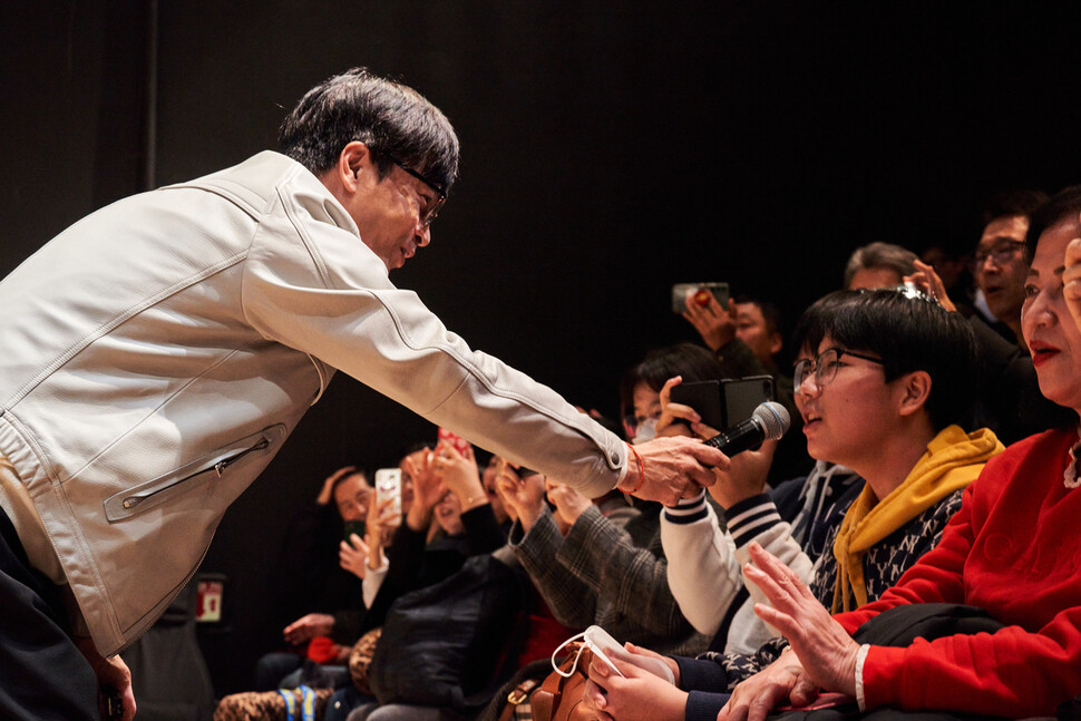 6일 서울 대학로 소극장 학전에서 열린 제2회 김광석 노래상 경연대회에서 관객들도 함께 김광석의 ‘일어나’를 부르고 있다. 학전 제공