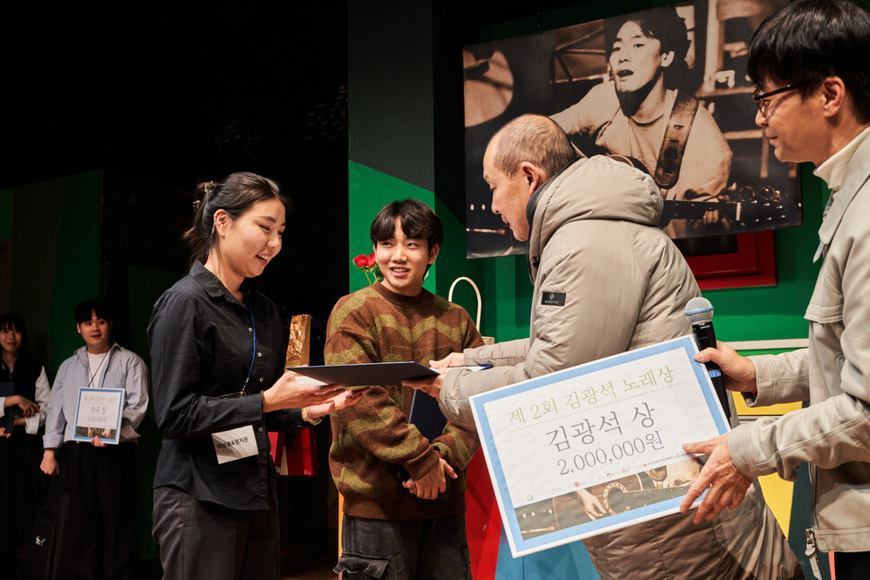 6일 서울 대학로 소극장 학전에서 열린 제2회 김광석 노래상 경연대회에서 이상웅·정지윤이 대상 격인 ‘김광석 상’을 수상하고 있다. 학전 제공