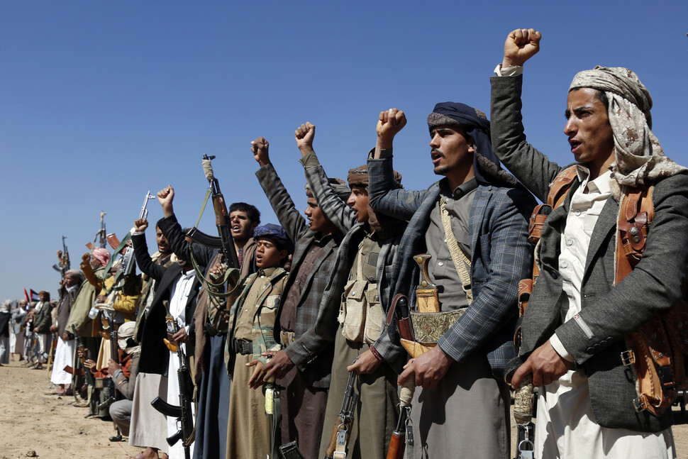 예멘 후티 반군 대원들이 14일 예멘 사나 인근의 군 기지에서 미국과 영국의 공습에 대항해 의지를 다지는 집회를 열고 있다. AP 연합뉴스