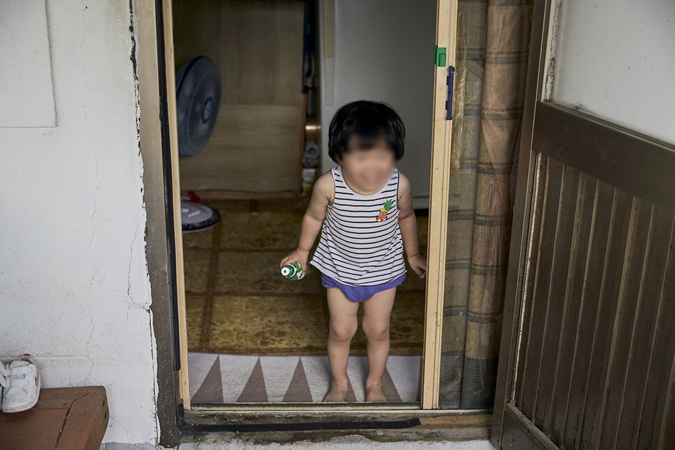 수지에게 낡은 집의 문턱은 높기만 합니다. 할아버지는 손녀가 문턱에 걸려 넘어질까 매일 걱정합니다. 사진=박지만(Studio3rdBass) 제공