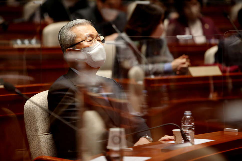 김종인 국민의힘 총괄선대위원장이 3일 오후 서울 여의도 국회에서 열린 의원총회에서 생각에 잠겨 있다. 공동취재사진