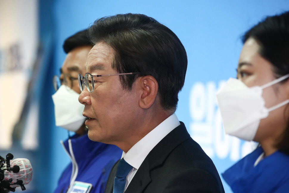 더불어민주당 이재명 인천계양을 국회의원 후보 겸 총괄선대위원장과 윤호중·박지현 공동상임선대위원장이 30일 인천 계양구 이재명 후보 캠프 사무실에서 합동 기자회견을 하고 있다. 공동취재사진