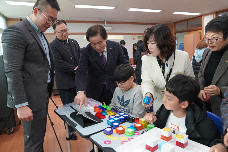 송기섭 진천군수(왼쪽에서 세 번 째)가 16일 한 초등학교 스마트 교실을 찾아 학생들의 수업 장면을 지켜보고 있다. 진천군 제공