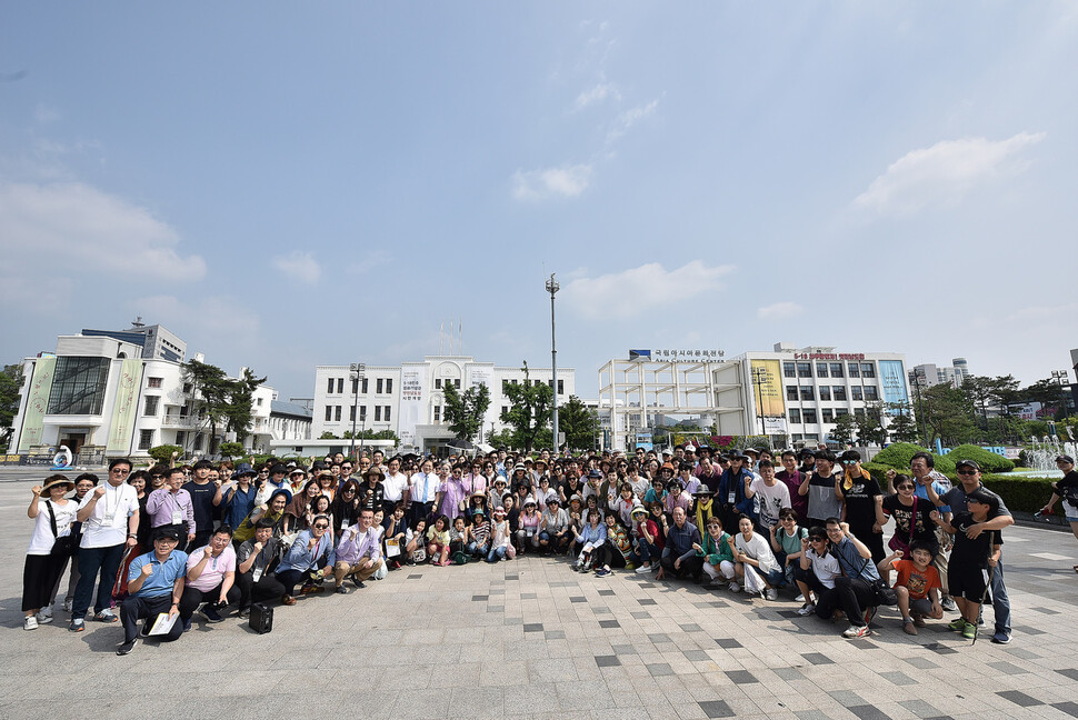 5.18의 현장인 광주 금남로와 전남도청을 순례중인 소 목사와 새에덴교회 신자들. 사진 새에덴교회 제공.