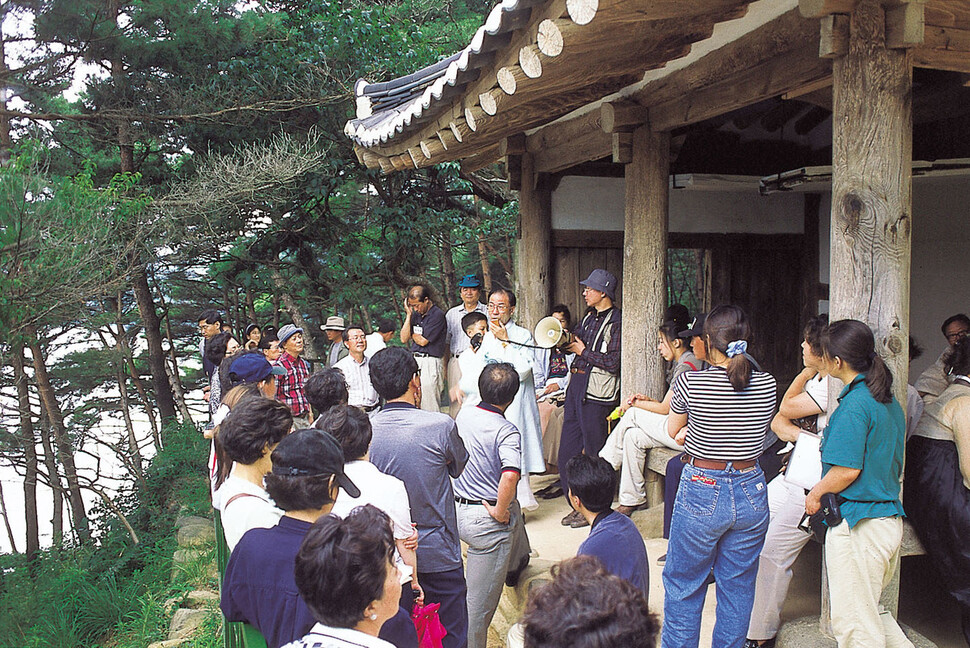 우리문화사랑 답사 일행이 식영정을 들러 설명을 듣는 장면이다. 박승화 기자가 찍고 1998년 7월 &lt;한겨레21&gt;에 실렸다. 2018년 5월 &lt;한겨레&gt;의 회고 기사에 따르면 “유홍준의 &lt;나의 문화유산답사기&gt; 시리즈는 제1권이 나오자마자 폭발적 호응을 얻으면서 사람들의 여행과 여가 활동의 풍경을 바꾸어놓았다.”