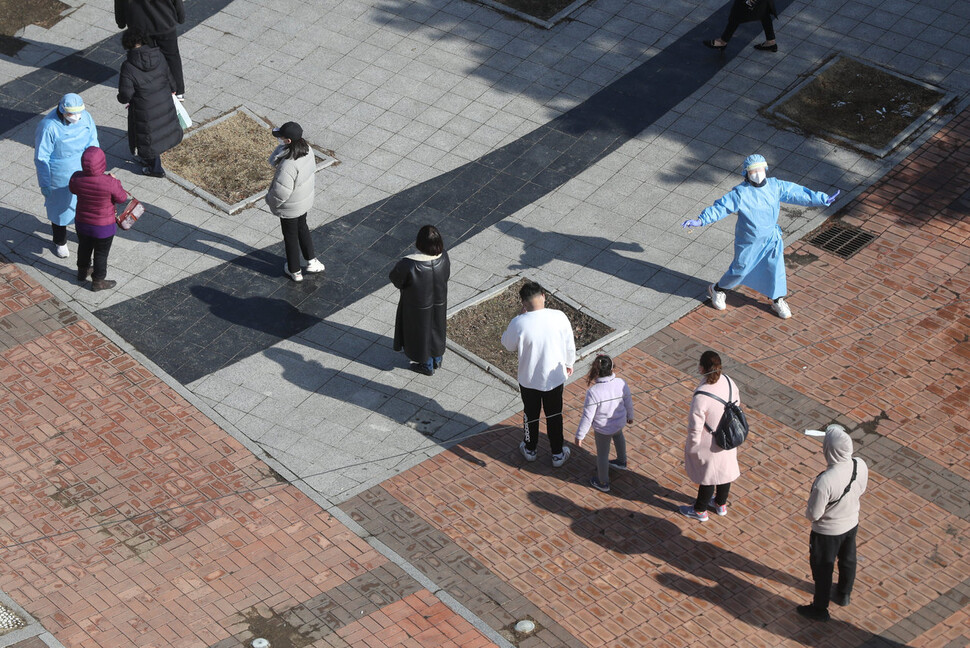 보건소 관계자가 2일 오후 경기 동두천 중앙도심공원 임시선별검사소 앞에서 코로나19 검사를 받기 위해 줄을 선 시민들에게 거리두기를 강조하고 있다. 동두천/연합뉴스