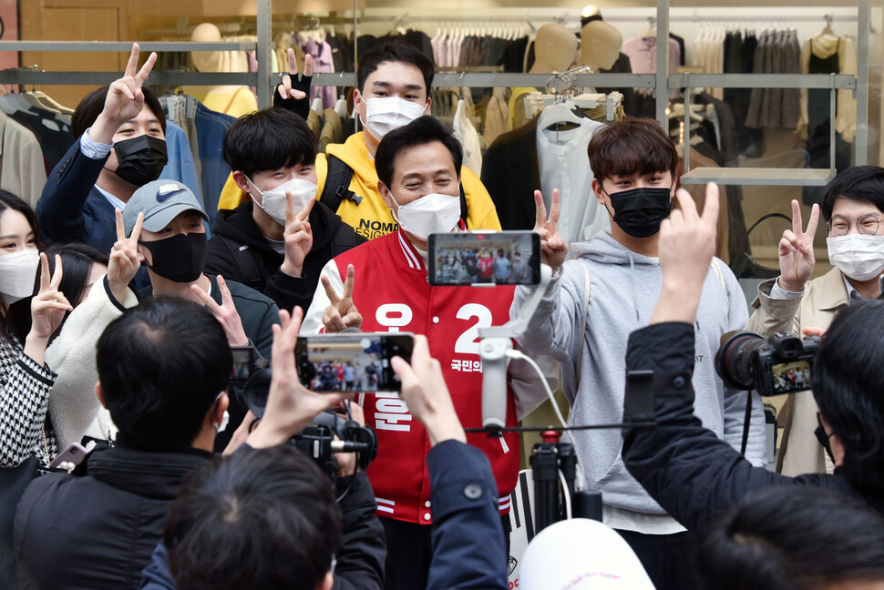 국민의힘 오세훈 서울시장 후보가 28일 오후 서울 강남구 압구정로 가로수길을 찾아 시민 등과 기념촬영을 하고 있다. 국회사진기자단