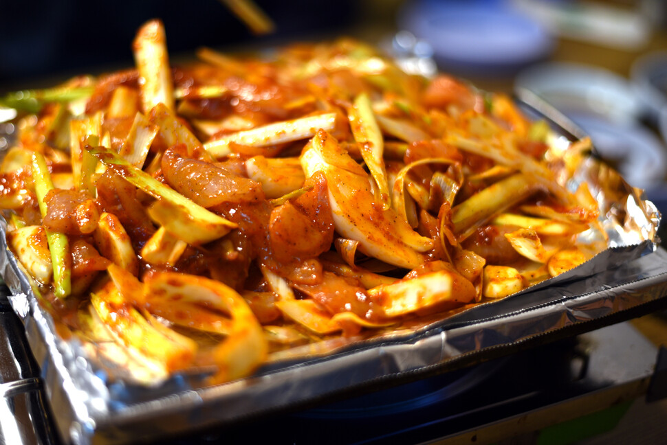 한탄강오두막골식당의 가물치 불고기. 사진 이우석 제공