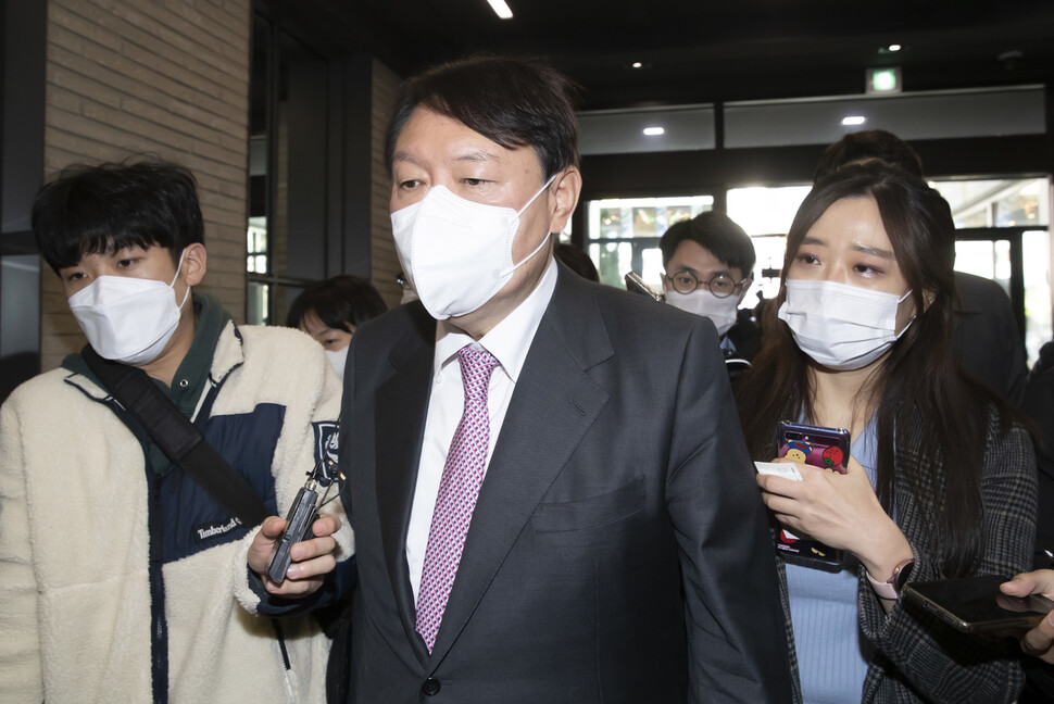 국민의힘 윤석열 대선후보가 17일 오전 천안함 유족 등을 면담하기 위해 당사에 들어서며 취재진의 질문을 받고 있다. 국회사진기자단