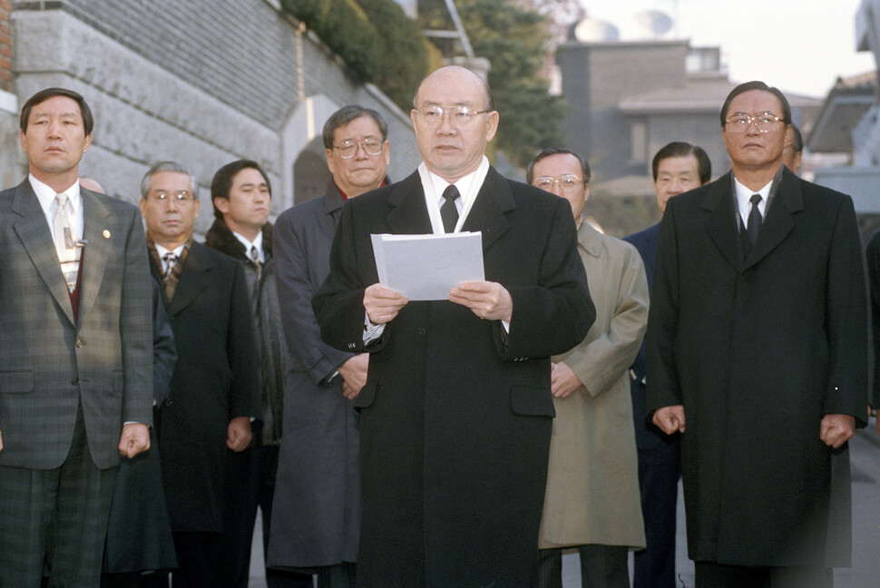 전두환씨가 1995년 12월 2일 서울 서대문구 연희동 자택 앞 골목에서 전 전 대통령이 검찰 소환 방침을 정면 반박하는 2쪽 분량의 대국민 성명을 발표하고 있다. 전씨는 이후 고향인 합천에 내려가 버티다가 체포돼 구속되었다. 연합뉴스