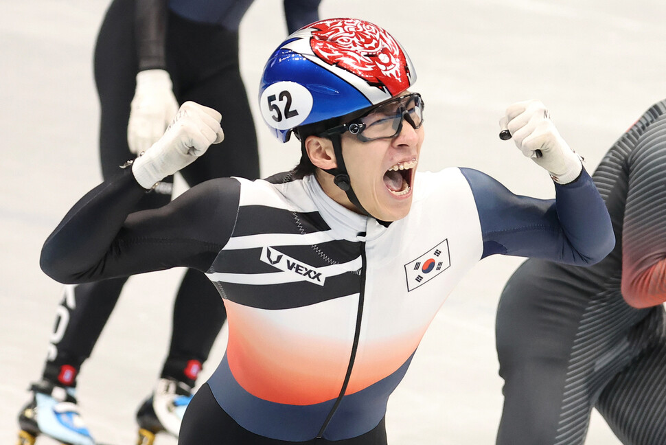 한국 쇼트트랙 대표팀 황대헌이 9일 오후 중국&nbsp;베이징&nbsp;서우두체육관에서 열린 2022 베이징 겨울올림픽 쇼트트랙 남자 1500m 결승에서 금메달을 획득한 뒤 환호하고 있다. 베이징/연합뉴스