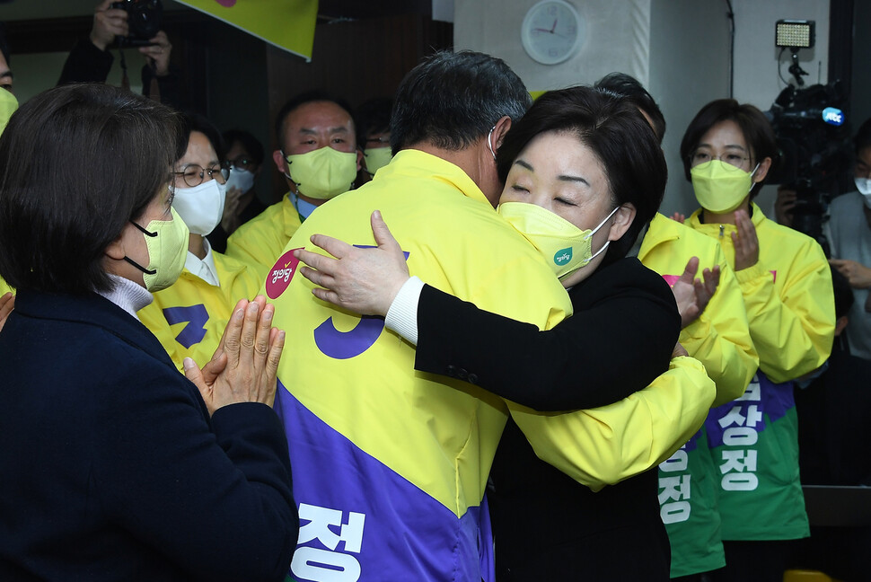 심상정 정의당 대선 후보(오른쪽)가 10일 서울 여의도 중앙당사에 마련된 개표상황실에서 여영국 당대표와 포옹하고 있다. 공동취재사진