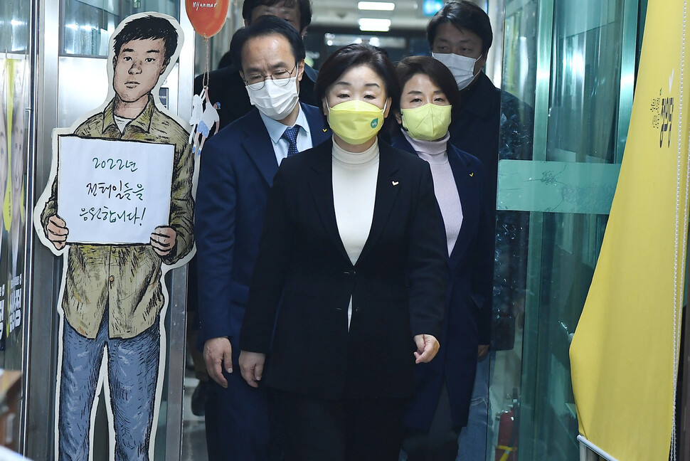 심상정 정의당 대선 후보가 10일 서울 여의도 중앙당사에 마련된 개표상황실에 입장하고 있다. 공동취재사진