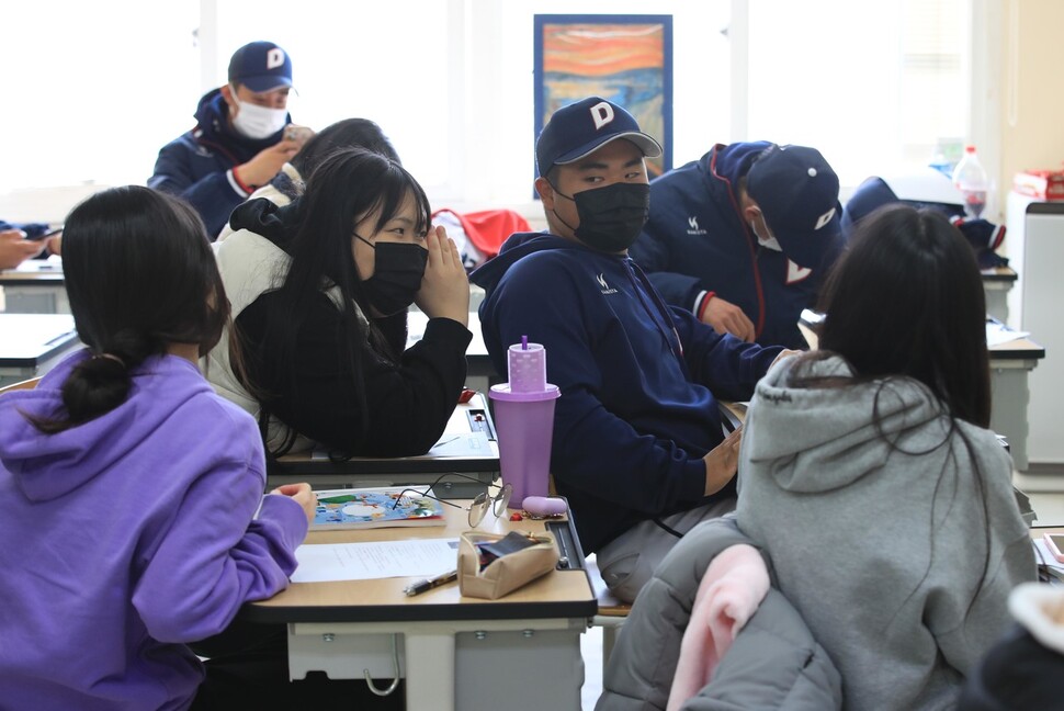 덕적고 3학년 학생들이 쉬는 시간 이야기를 나누고 있다. 덕적도/박종식 기자