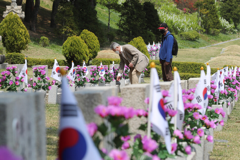 4·19 민주묘지를 찾은 시민들이 참배하고 있다. 신소영 기자