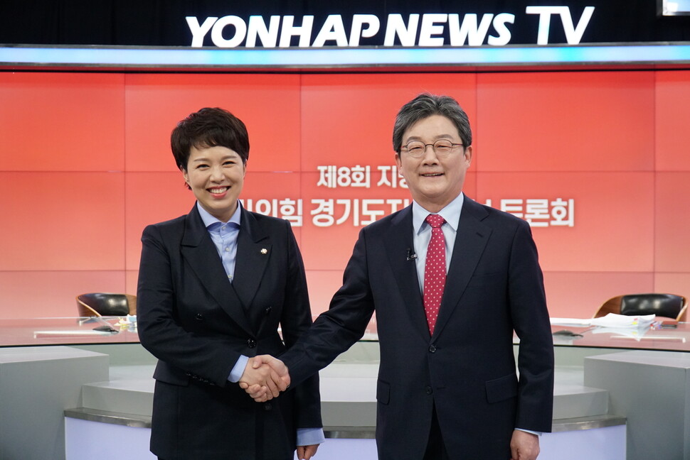 국민의힘 경기도지사 후보 경선에 나선 김은혜 의원과 유승민 전 의원이 지난 18일 서울 종로구 &lt;연합뉴스 티브이(TV)&gt;에서 열린 토론회에 참석해 악수를 하고 있다. 유승민 전 의원 캠프 제공