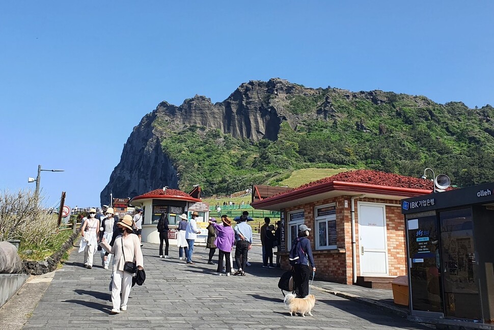 지난 24일 관광객들이 제주 서귀포시 성산일출봉을 찾아 구경하고 있다. 허호준 기자