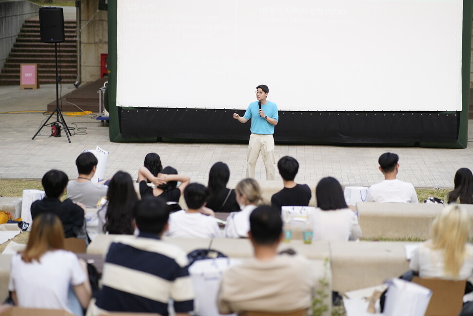 제19회 서울국제환경영화제 ‘올라이브 반려동물 동반 야외 상영회’에서 설채현 놀로 행동클리닉 원장이 강연을 하고 있다. 환경재단 제공