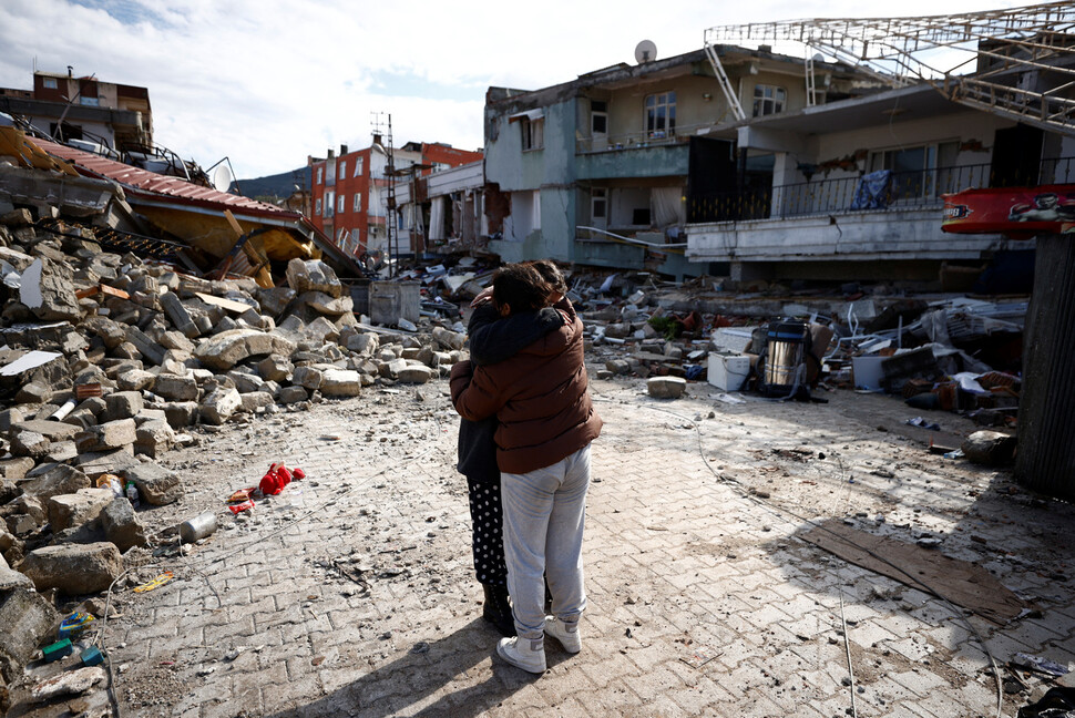 7일(현지시각) 튀르키예 하타이의 지진 피해 현장에서 주민들이 부둥켜안고 있다. 하타이[튀르키예]/로이터 연합뉴스