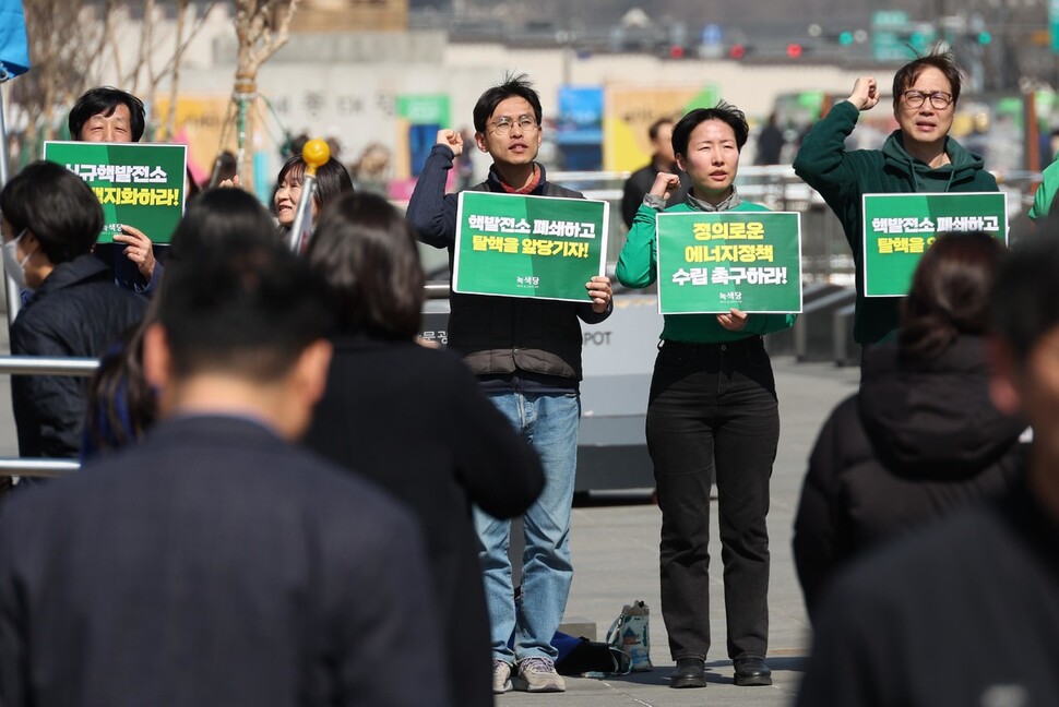 6일 서울 광화문광장 이순신동상 앞에서 녹색당이 연 ‘핵발전소 폐쇄 및 탈핵 촉구’ 정당연설회에서 당원들이 핵발전소 폐기와 탈핵을 촉구하고 있다. 강창광 선임기자