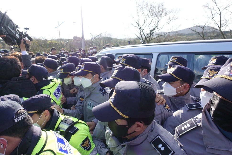 3일 오전 제주4·3평화공원 입구에 도착한 자칭 서북청년단 구국결사대라는 이들이 도착하자 유족과 사회단체 등의 거센 항의로 승합차에서 내리지 못한 채 고립됐다. 허호준 기자