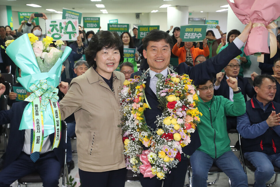 천창수 울산시교육감 보궐선거 후보가 6일 오전 울산시 남구 자신의 선거사무소에서 당선이 확실시되자 고 노옥희 울산교육감의 동생인 노덕현 씨와 함게 환호하고 있다. 천 후보는 노 교육감의 배우자다. 연합뉴스