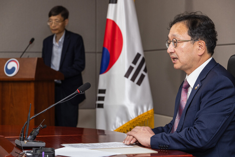 국민권익위원회 정승윤 부위원장이 28일 오후 서울 종로구 정부서울청사에서 열린 기자간담회에서 선관위 조사와 관련한 상황을 설명하고 있다. 연합뉴스