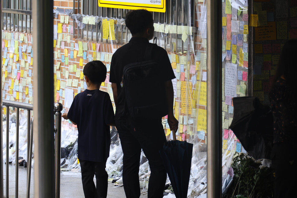 교사가 학교에서 극단적인 선택을 한 서울 서초구의 한 초등학교 교정에 휴일인 23일에도 많은 시민이 찾아와 고인을 추모하고 있다. 윤운식 선임기자 yws@hani.co.kr