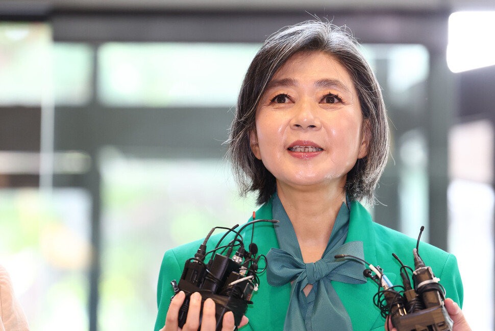 김행 여성가족부 장관 후보자가 14일 오전 서울 서대문구 한국청소년활동진흥원에 마련된 인사청문회준비단 사무실로 첫 출근하며 취재진 질문에 답하고 있다. 연합뉴스