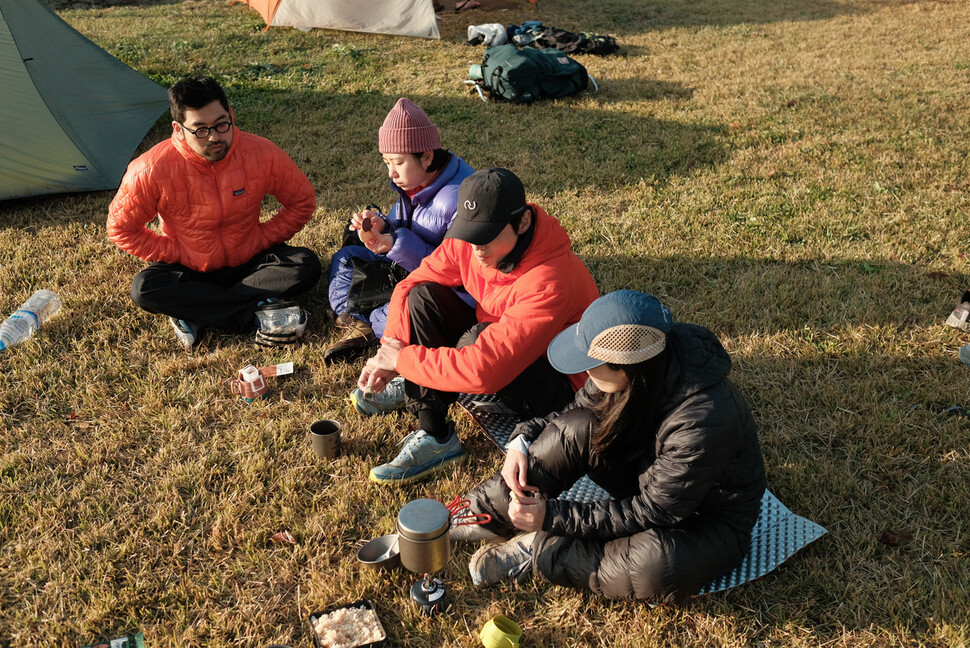 하이킹 이틀차에 참가자들이 야영지에서 아침 식사를 하고, 드립백 커피를 마시고 있다. 박제근 제공