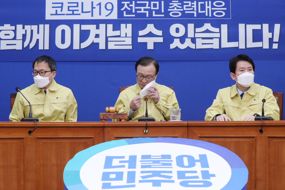 더불어민주당 이해찬 대표가 26일 오전 서울 여의도 국회에서 열린 최고위원회의에서 발언하기 위해 마스크를 벗고 있다. 연합뉴스