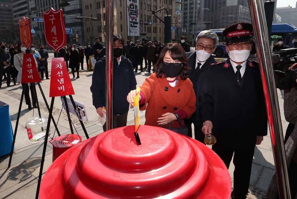 23일 오전 서울 광화문광장에서 열린 서울시와 구세군 주최 ‘코로나19 극복 마음 나눔 캠페인’에서 시민들이 마스크를 기부하고 있다. 박종식 기자