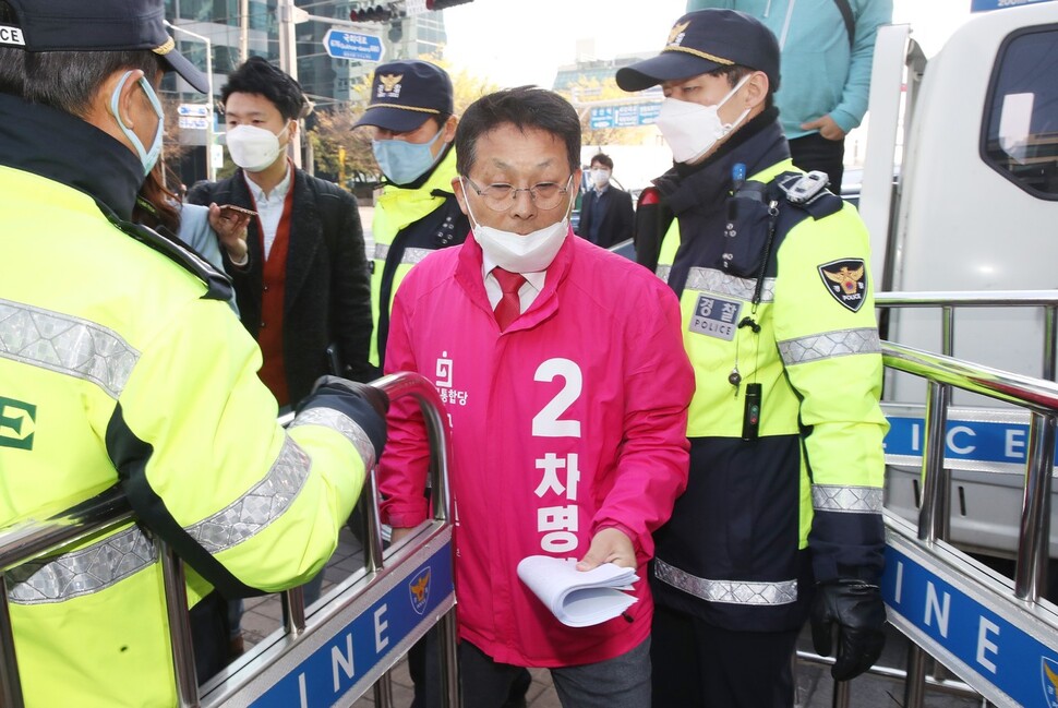 미래통합당 경기 부천병 차명진 후보가 10일 오전 서울 영등포 중앙당사에서 열린 윤리위원회에 참석하기 위해 당사로 들어서고 있다. 연합뉴스