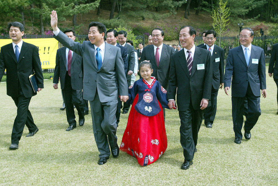 노무현 전 대통령이 2003년 4월18일 청남대에서 청남대 개방에 환호하는 시민들에게 손을 흔들며 답하고 있다.  충북도 제공