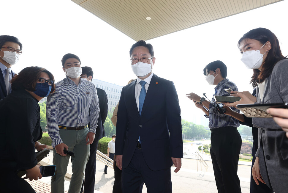 박범계 법무부 장관이 14일 오전 정부과천청사 법무부로 출근하고 있다. 연합뉴스 박범계 법무부 장관이 14일 오전 정부과천청사 법무부로 출근하고 있다. 연합뉴스