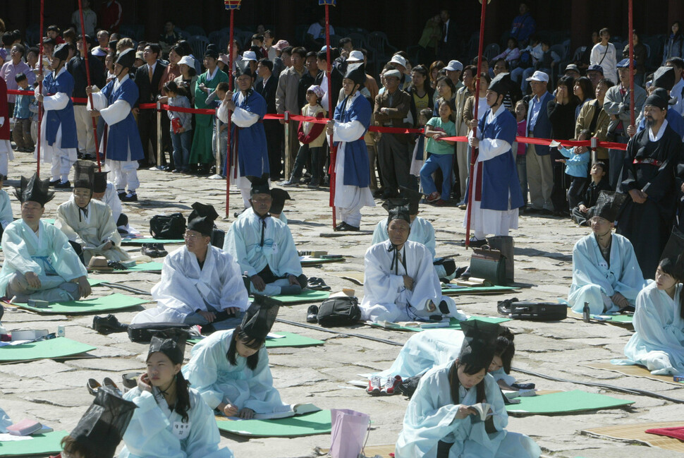 서울 경복궁 근정전에서 열린 제11회 2004 조선조 과거 재현행사에서 응시자들이 시험을 치르고 있다 . 김태형 기자