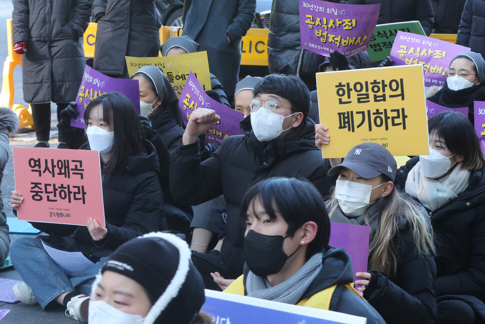 12일 낮 서올 종로구 옛 일본대사관 앞에서 열린 `제1526차 일본군성노예제 문제해결을 위한 정기 수요시위'에서 참석자들이 역사왜곡 중단과 한일 합의 폐기를 촉구하고 있다. 김태형 기자 xogud555@hani.co.kr