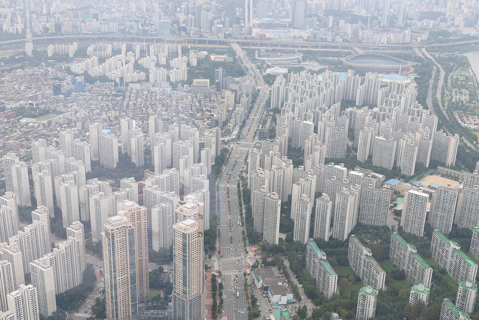 서울 송파구 롯데월드타워 전망대 서울스카이에서 바라본 서울 시내 아파트 단지 모습. 연합뉴스