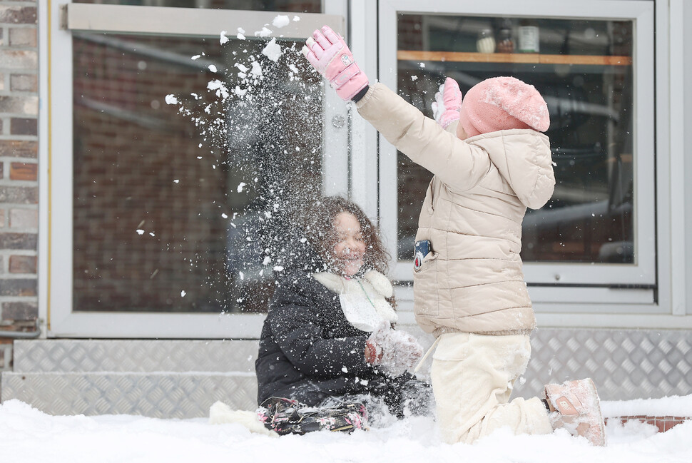 전국 곳곳에 눈이 내린 26일 서울 용산구에서 어린이들이 눈을 뿌리며 즐거운 시간을 보내고 있다. 연합뉴스 (위 사진은 기사와 직접적인 연관이 없습니다)