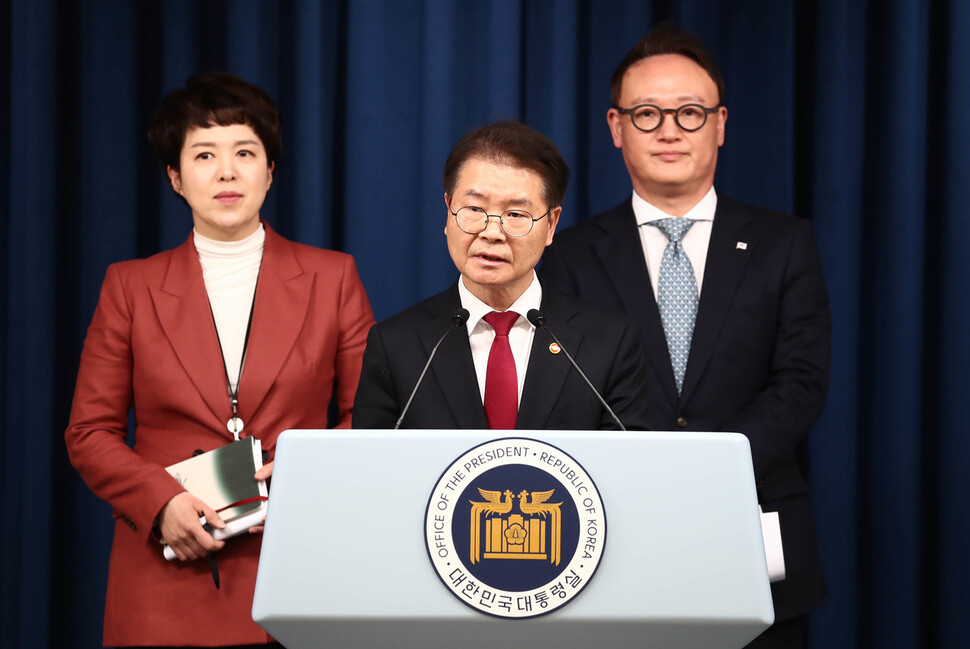 이정식 고용노동부 장관(가운데), 김은혜 홍보수석(왼쪽), 안상훈 사회수석이 20일 오후 용산 대통령실에서 브리핑을 하고 있다. 윤운식 선임기자 yws@hani.co.kr