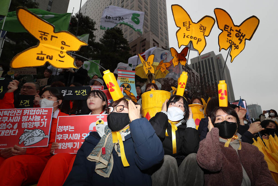 환경시민사회단체 회원들이 9일 오전 서울 세종대로 파이낸스빌딩 앞에서 ‘탈핵 행동의 날’ 집회를 열고 있다. 김정효 기자