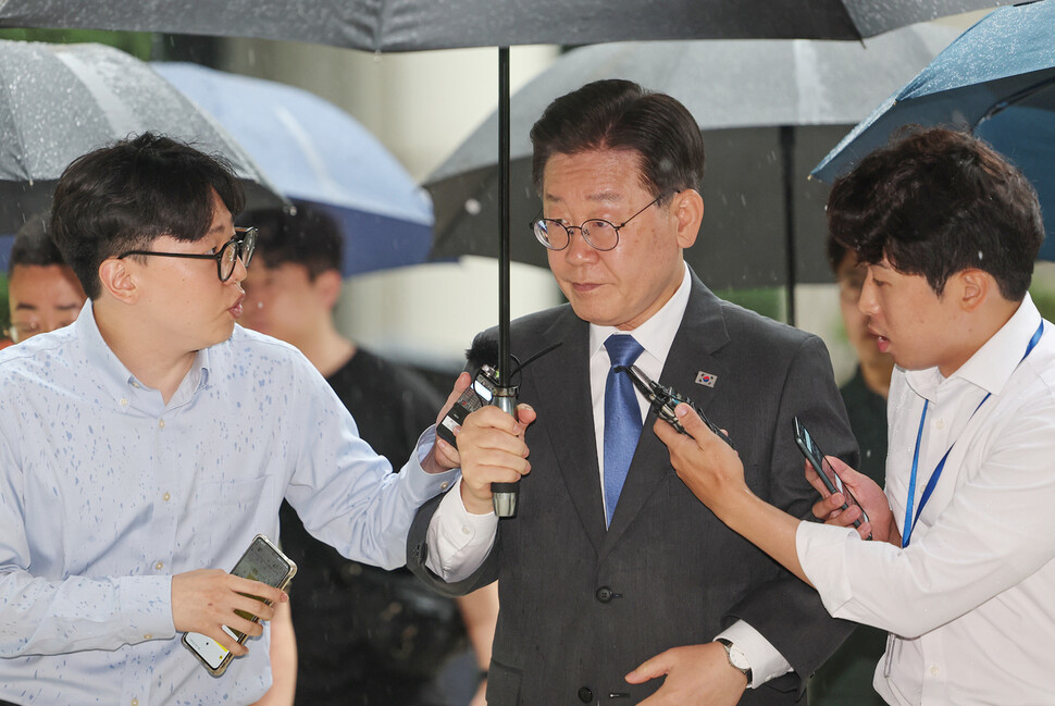 더불어민주당 이재명 대표가 14일 오전 서울 서초구 서울중앙지방법원에서 열린 공직선거법 위반 1심 공판에 출석하고 있다. 연합뉴스