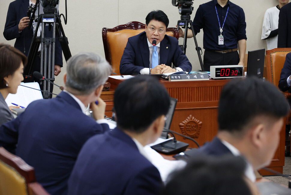 장제원 과방위원장이 18일 국회에서 열린 이동관 방송통신위원장 후보자 인사청문회에서 발언을 하고 있다. 연합뉴스