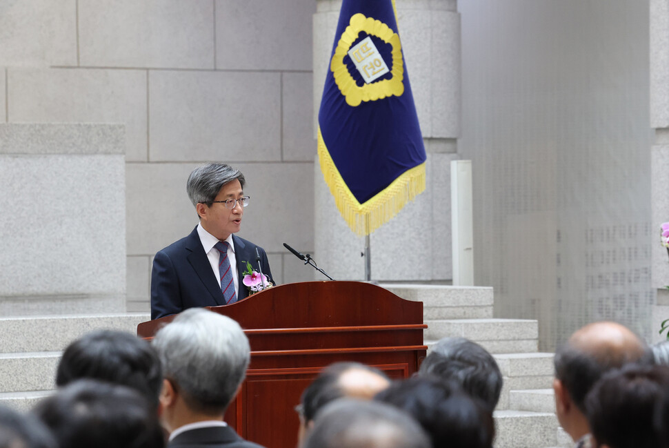 김명수 대법원장이 22일 오전 서울 서초구 대법원에서 열린 퇴임식에서 퇴임사를 하고 있다. 2017년 9월 25일 취임한 김 대법원장은 6년의 임기를 마치고 퇴임한다. 연합뉴스